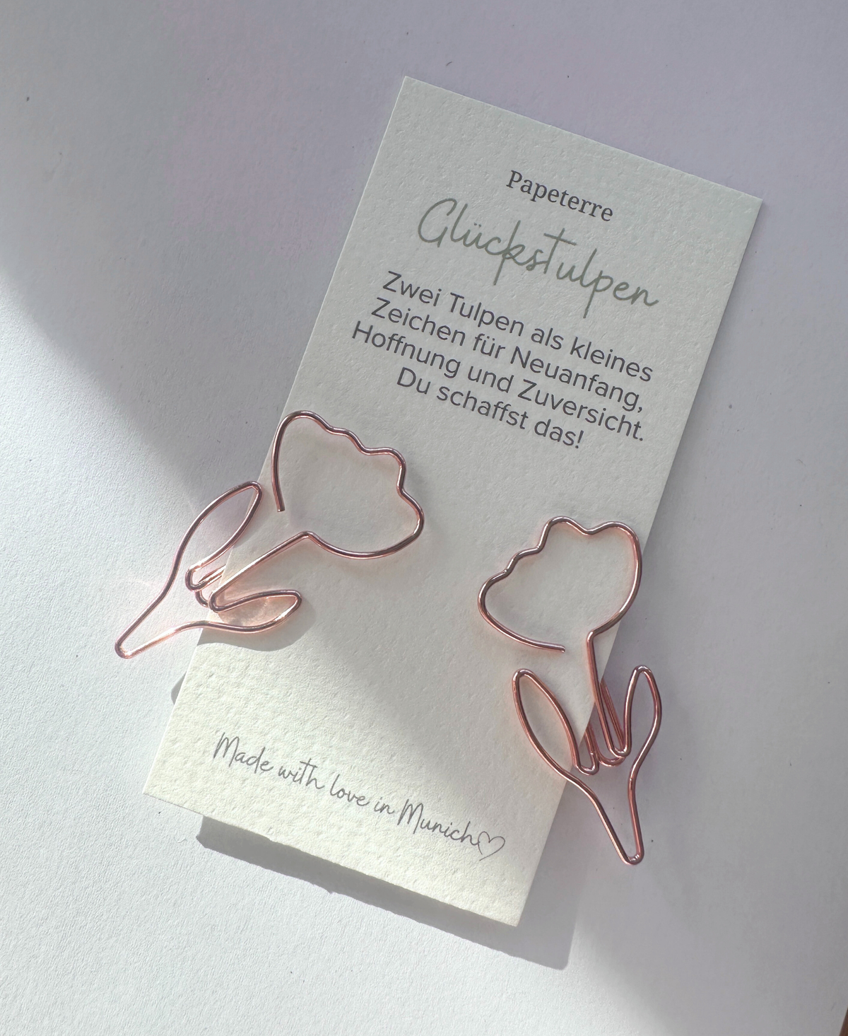 Glücksbringer Tulpen – roségoldene Büroklammern für Neuanfang & Frühling