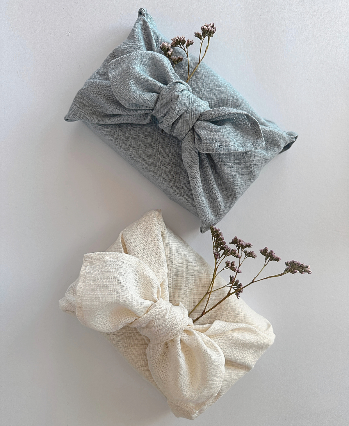 Nachhaltig verpacken ohne Müll mit Geschenktuch, Furoshiki in Hellblau und Creme / Ecru , 100% Bio-Baumwolle