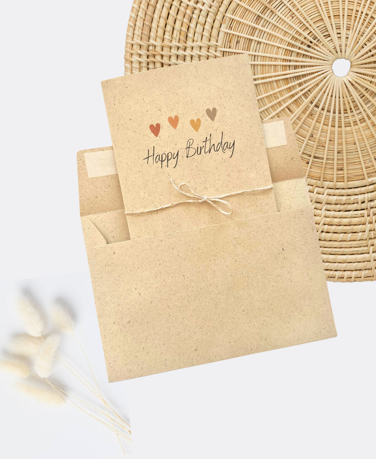 Graspapier-Karte Happy Birthday mit Herzen, minimalistisches Design