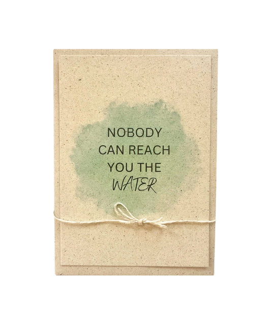 Lustige Postkarte „Nobody can reach you the water“ aus Graspapier