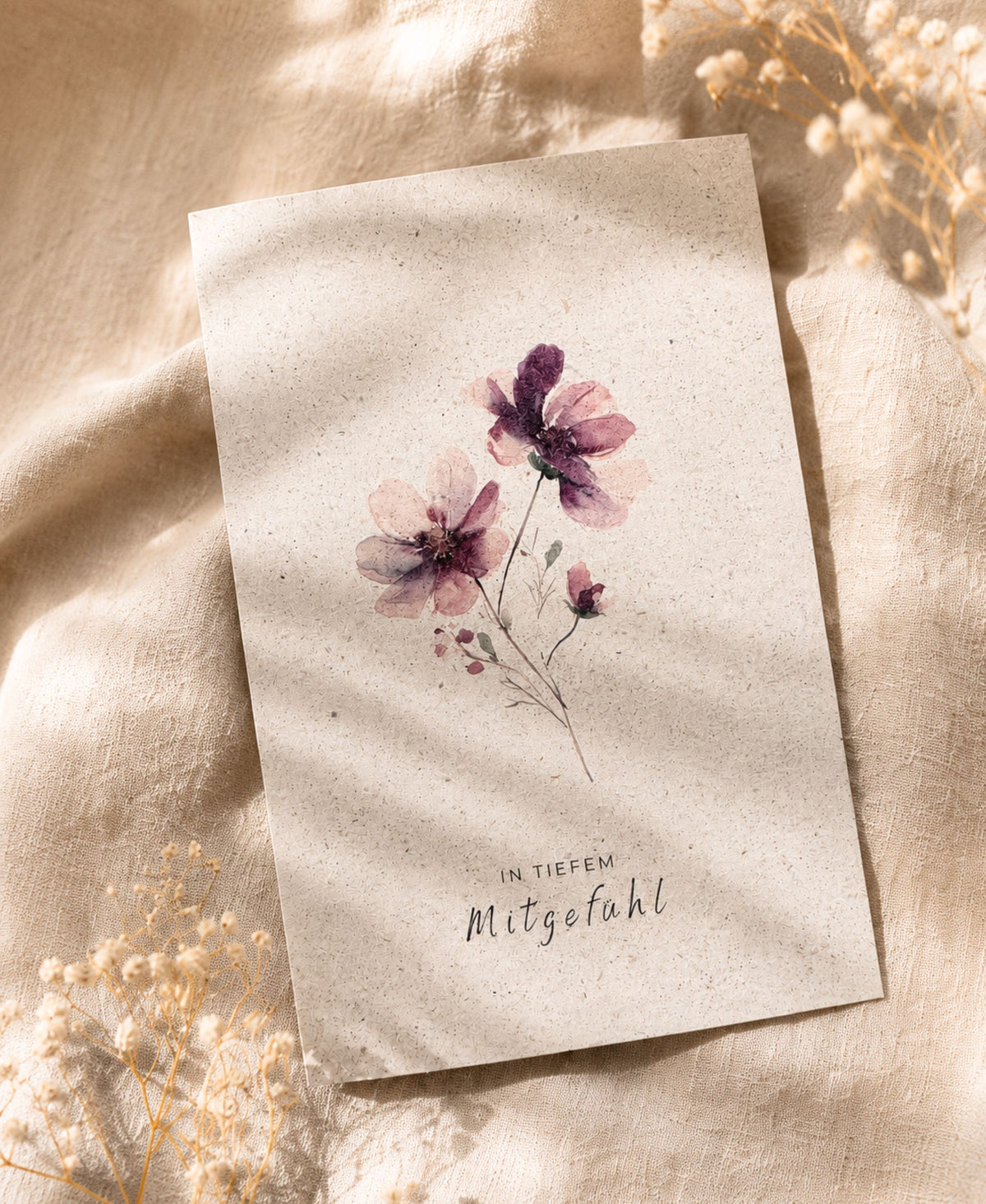 Trauerkarte nachhaltiges Graspapier mit zarten Aquarellblumen – einfühlsame Beileidskarte mit Graspapier-Umschlag