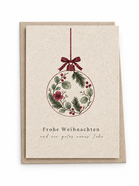 Weihnachtskarte aus Graspapier mit passendem Umschlag auf weißem Hintergrund